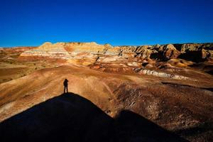 il trekking nel il wucai città panoramico la zona vicino urumqi, xinjiang, ha un' magnifico e abbagliante Visualizza di il danxia morfologia. foto