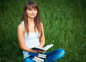 bellissimo ragazza con libro nel il parco foto