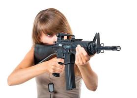 soldato giovane bellissimo ragazza vestito nel un' camuffare con un' pistola nel il suo mano su bianca foto