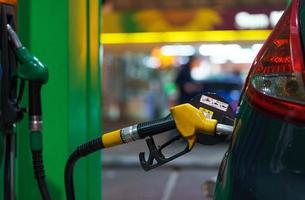 auto rifornimento carburante su un' benzina stazione a notte foto