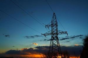 energia Linee contro il cielo a tramonto foto