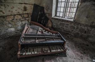 rotto pianoforte nel un' abbandonato camera a partire dal un' Casa foto