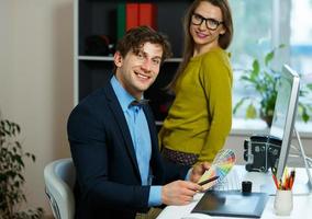 giovane collega - uomo e donna Lavorando a partire dal casa - moderno attività commerciale concetto foto