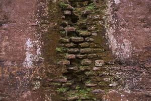 il struttura di un vecchio rustico parete è coperto con rosso stucco. astratto sfondo per design foto