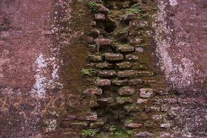 il struttura di un vecchio rustico parete è coperto con rosso stucco. astratto sfondo per design foto