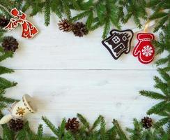 Natale albero rami Natale decorazioni su bianca di legno struttura pronto per il tuo design foto