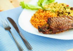 piatto a partire dal tacchino carne con riso e insalata le foglie foto