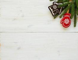 Natale albero rami con coni, Natale decorazioni su bianca di legno struttura pronto per il tuo design foto