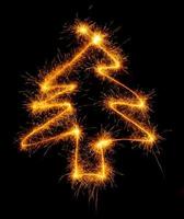 albero fatto con sparklers pronto per il tuo iscrizioni su nero sfondo foto
