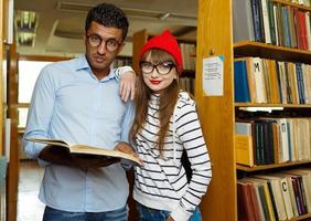 giovane coppia a il biblioteca foto