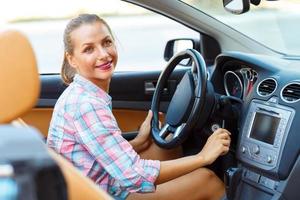 giovane bellissimo donna seduta nel un' convertibile e è andando per inizio il motore foto