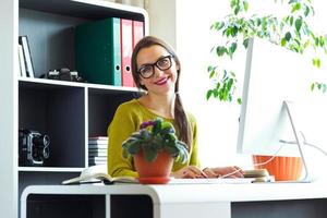 giovane donna Lavorando a partire dal casa - moderno attività commerciale concetto foto