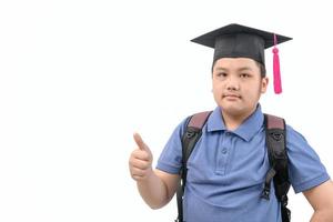 inteligente asiatico alunno indossare la laurea berretto e mostrando pollice su foto