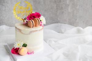 carino nudo torte decorato con macaron e rosa fiore foto