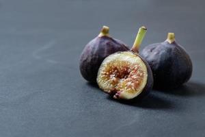 fette fresco viola Figura frutta su nero sfondo, foto