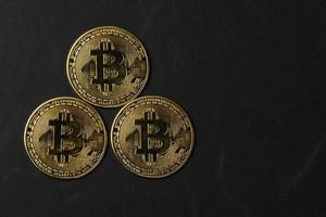 superiore Visualizza di criptovaluta d'oro bitcoin su nero sfondo, foto