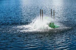 pagaia ruote aeratori nel lago, rifiuto acqua trattamento di riempire ossigeno in acqua. foto