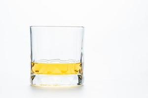 whisky o Brandy nel roccia bicchiere o vecchio stile bicchiere isolato foto