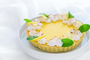 Limone crostata su bianca sfondo foto