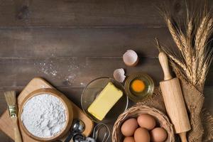 pane Farina con fresco uovo, non salato burro e Accessori forno su legna sfondo, foto