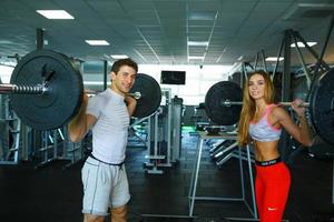 uomo e donna Lavorando su a il Palestra foto