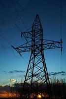 energia Linee contro il cielo a tramonto foto