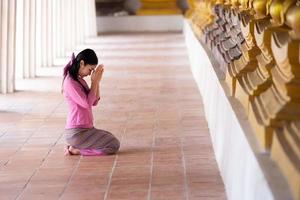 asiatico donna per pagare rispetto per Budda statua nel ayutthaya, Tailandia. foto