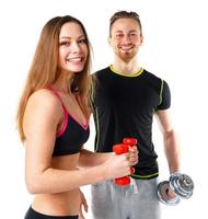 atletico uomo e donna con manubri su il bianca foto