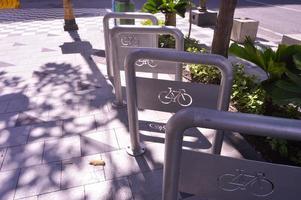 tiro su bicicletta parcheggio strutture su il lato di il autostrada foto