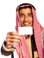 giovane sorridente arabo mostrando attività commerciale carta nel mano isolato su bianca foto