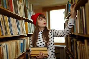 giovane donna in biblioteca foto