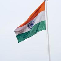 sventolando la bandiera indiana, bandiera dell'india, bandiera indiana che svolazza in alto a connaught place con orgoglio nel cielo blu, bandiera indiana, har ghar tiranga, sventolando la bandiera indiana foto