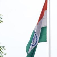 sventolando la bandiera indiana, bandiera dell'india, bandiera indiana che svolazza in alto a connaught place con orgoglio nel cielo blu, bandiera indiana, har ghar tiranga, sventolando la bandiera indiana foto