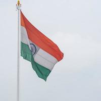 sventolando la bandiera indiana, bandiera dell'india, bandiera indiana che svolazza in alto a connaught place con orgoglio nel cielo blu, bandiera indiana, har ghar tiranga, sventolando la bandiera indiana foto