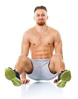 sport attraente uomo fare fitness esercizi su il bianca foto