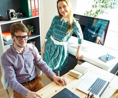 bellissimo giovane donna e uomo Lavorando a partire dal casa foto