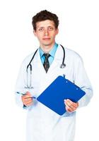 ritratto di giovane maschio medico scrittura su un' del paziente medico grafico su bianca foto