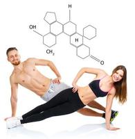 atletico attraente coppia - uomo e donna fare fitness esercizi su il bianca con il chimico formula su sfondo foto