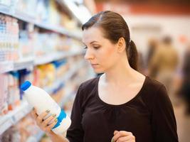 un' giovane ragazza nel un' drogheria supermercato foto