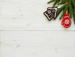 Natale albero rami con Natale decorazioni su bianca di legno struttura pronto per il tuo design foto