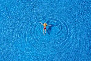 donna galleggiante su il piscina foto