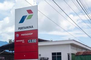 pertashop pertamina negozio è di pertamina i saldi presa per servire il esigenze di consumatori di non sovvenzionato veicolo carburante. bontan, est Kalimatan, Indonesia, marzo 09 2023 foto