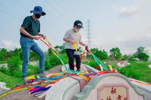 chonburi, Tailandia, 9, aprile, 2018 Cinese discendenti pulizia tomba e offerta preghiere per antenati durante nel qingming Festival ,spazzatrice di tombe giorno foto