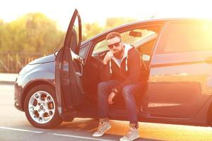 giovane uomo con su il auto foto