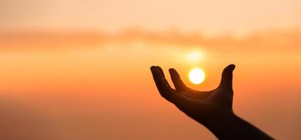 silhouette di donna mano preghiere spiritualità e religione, bandiera e copia spazio di femmina culto per Dio. cristianesimo religione concetto. cristiani persona siamo pregare umiltà umile per Dio. foto