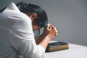 donna in ginocchio e preghiere nel moderno Casa a tramonto volta. femmina cattolico preghiera culto per Dio desiderio un' meglio vita nel casa a alba con credere fede. concetto di adoratori in ginocchio. foto