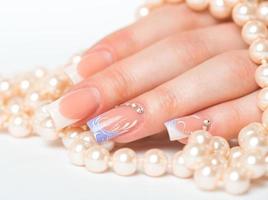 bellissimo femmina mani con francese manicure foto