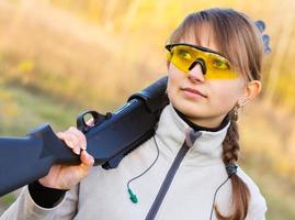 ragazza con un' fucile da caccia foto