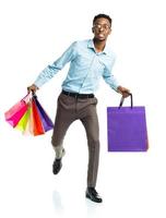 contento africano americano uomo Tenere shopping borse su bianca. vacanze concetto foto