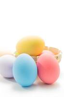 Pasqua uova su bianca foto